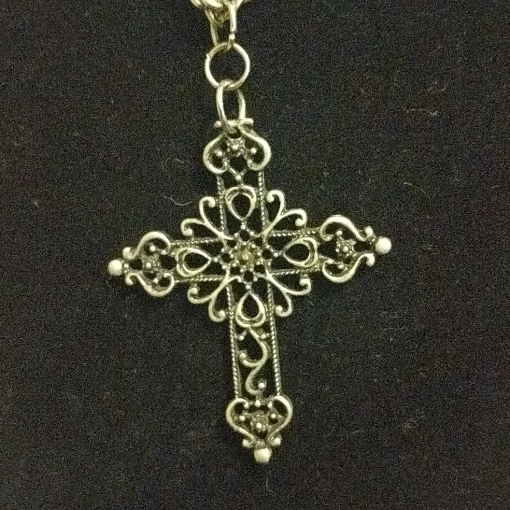 Beautiful Silver tone Cross on 18 inch chain